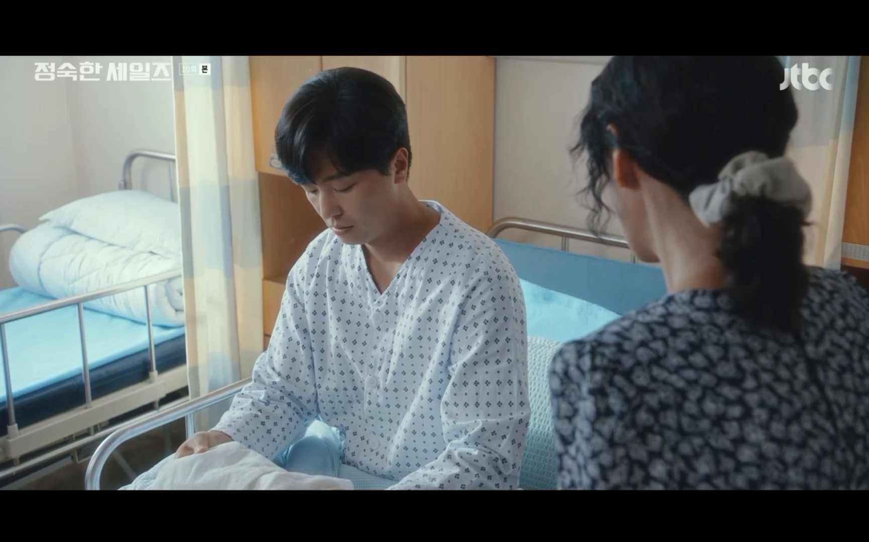 #贞淑的推销# 第10集金道贤收到了养父母寄来的他小时候穿过的衣服衣服上面写着：