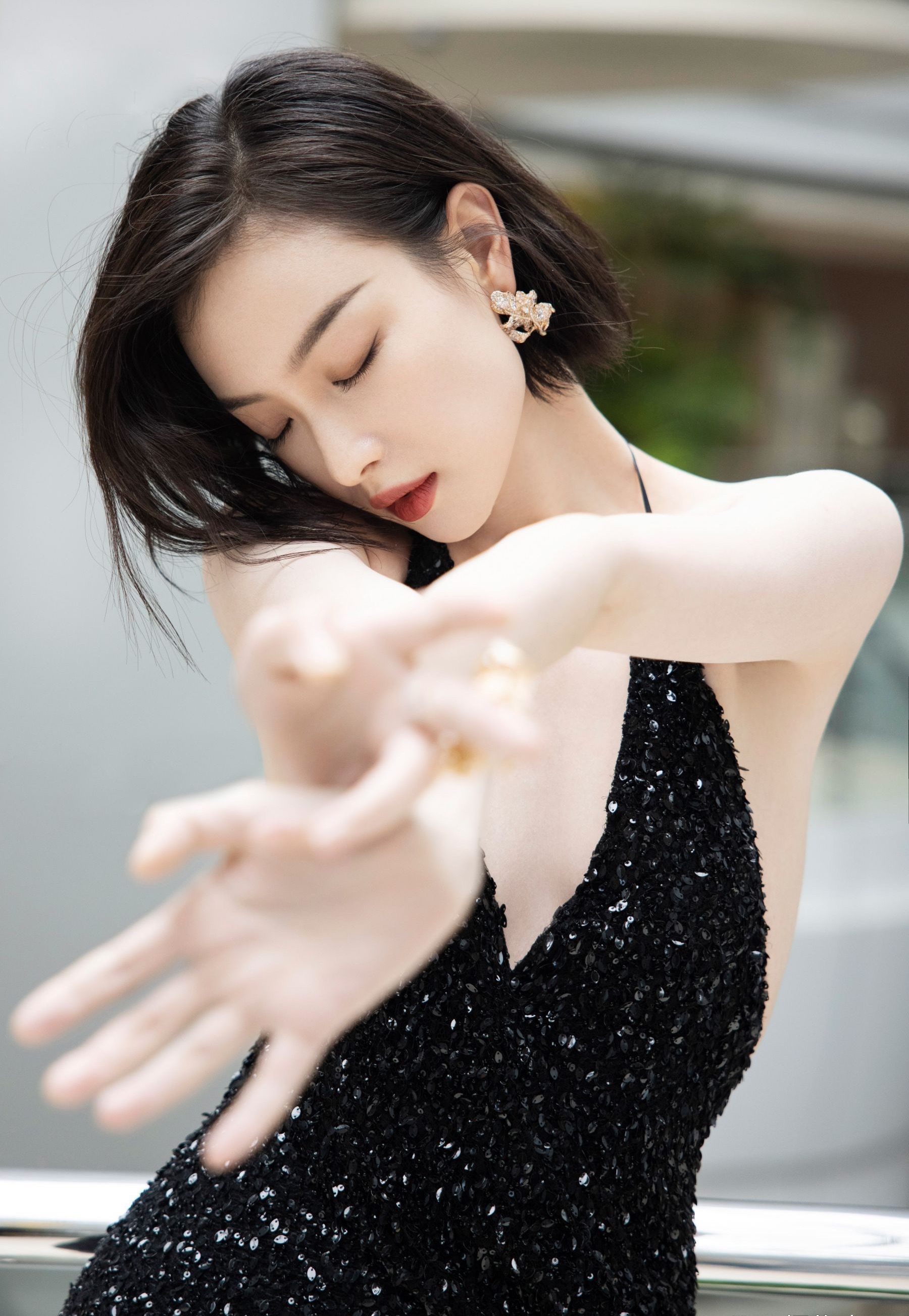 恒生医疗，创新药药不建议继续做了，除非你会真正做踢。周五就说了小心诱多出货。 ​