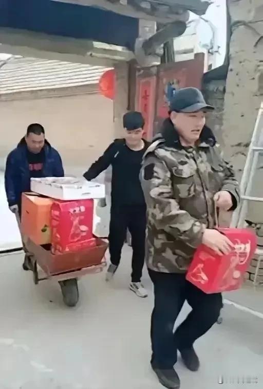 这两张照片的对比十分强烈，第1张是大衣哥带着他的儿子给老乡们送礼，第2张是大富豪