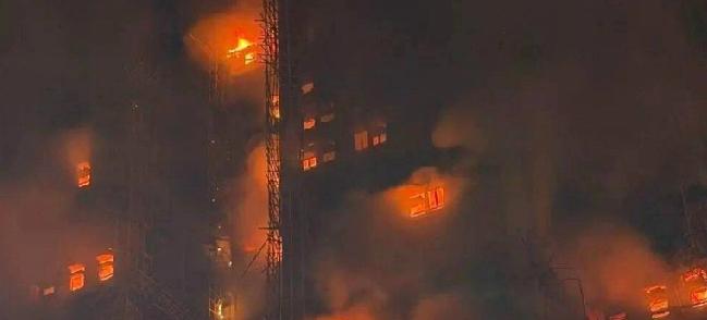 香港，棚架起火，殃及大厦。
11月26日，香港大埔宏福苑等多栋大厦起火，火灾由外