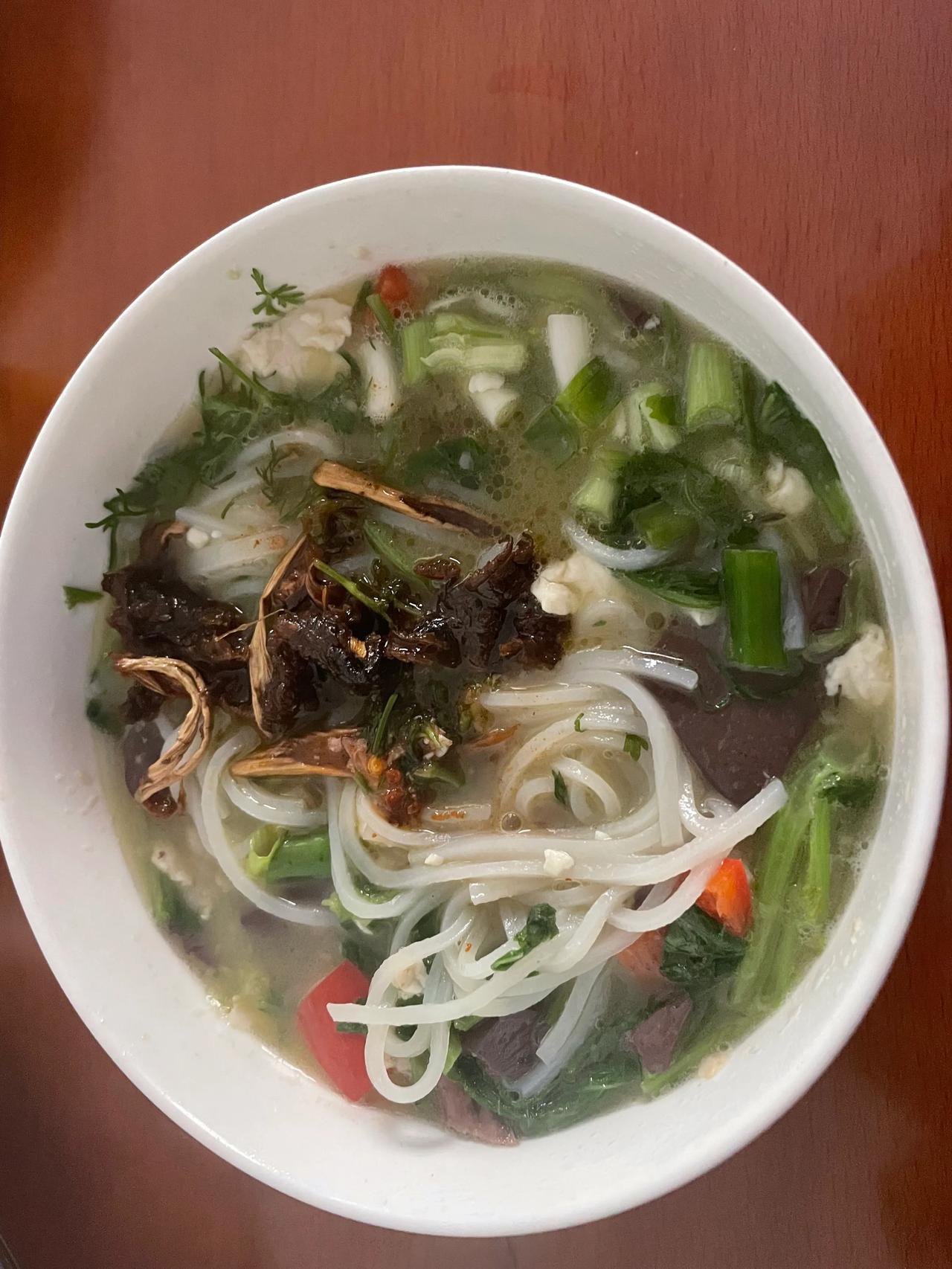 #秋日三餐打卡#
#秋冬早餐打卡记# 
羊肉饵丝、榴莲。简单好味。[星星眼]