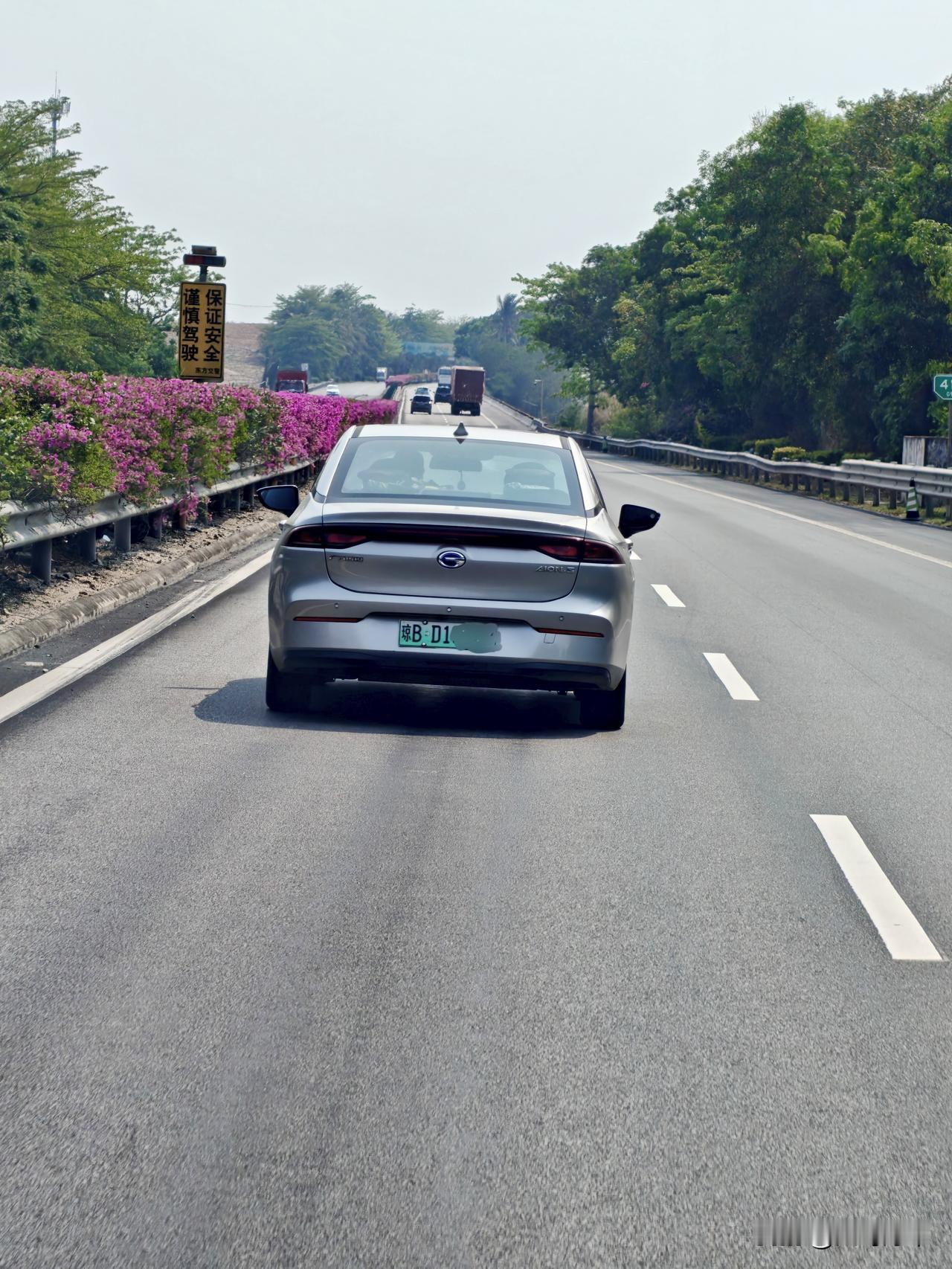 这次去海南才看到这个车牌代码，我认为海南省这个车牌代码应该取消，虽然当地很富有，