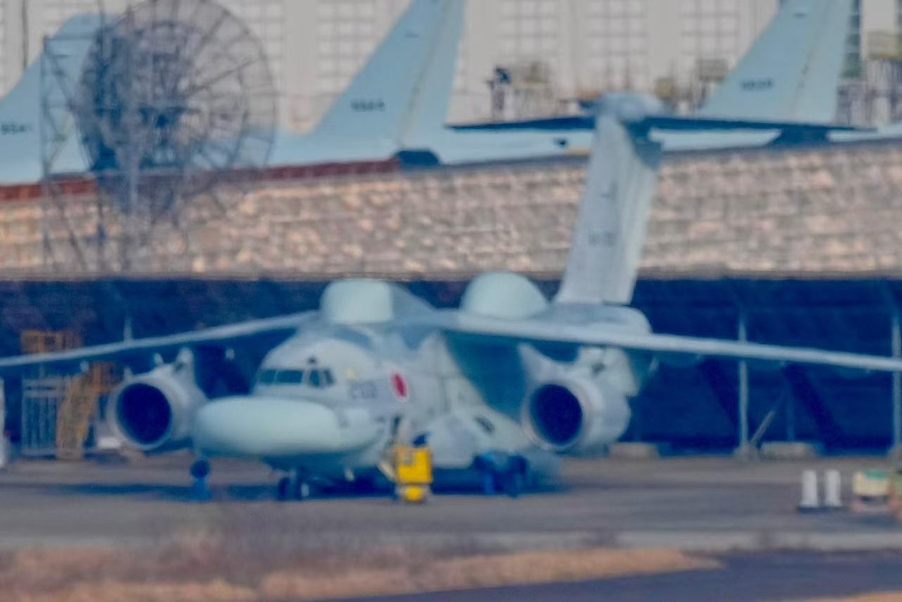 在小本子岐阜空军基地发现了一架基于川崎C-2运输机平台打造的新型电子战飞机C-2