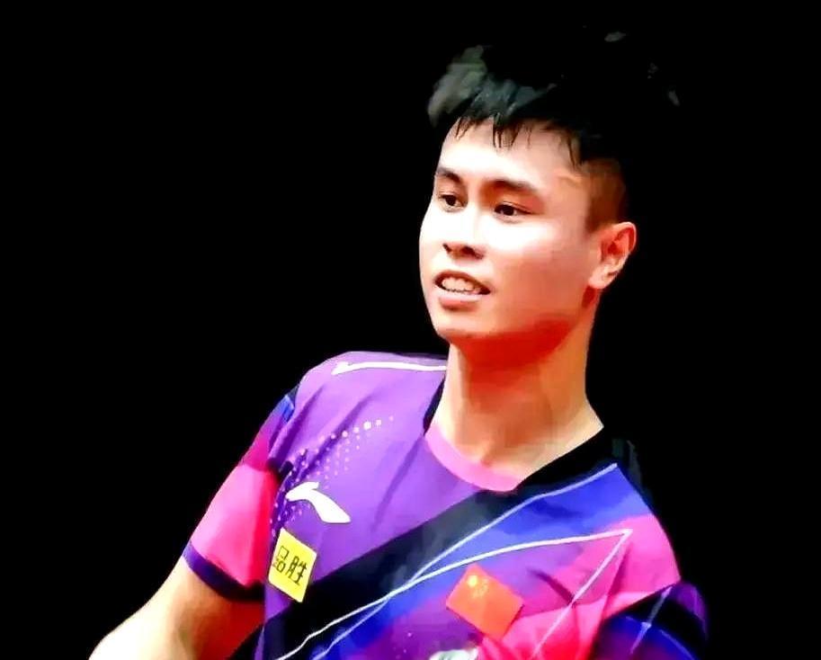 刚拿冠军的周启豪，被一个17岁法国小将连扳三局，直接打懵了。你敢信？第一局他还1