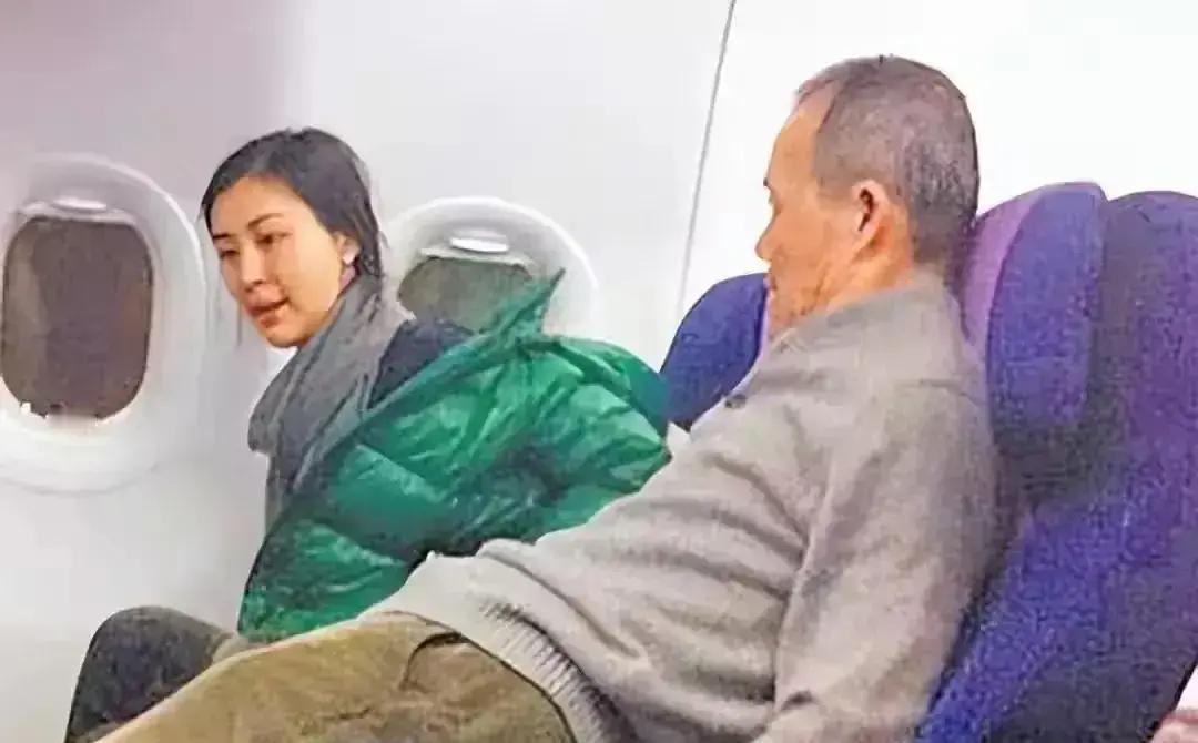 73岁王石挤经济舱坐成雕塑
 
坐最后一排，腰板笔直两小时，空乘说水都端不稳。旁