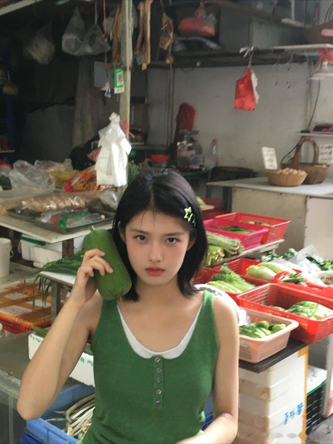 艾米路人缘艾米长得好有观众缘难怪艾米路人缘这么好，长相软乎乎看着就舒心，演配角时