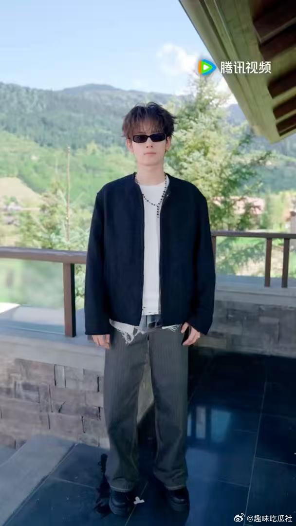 胡先煦00后也得去花丛拍照胡先煦哪里学的老辈子拍照方法 谁教他这么拍的？花丛里抿