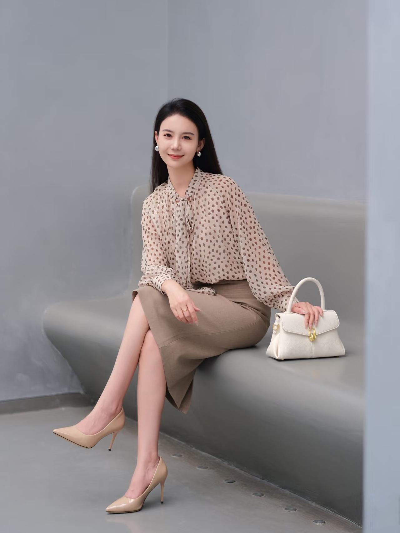 怎么穿搭会让人比较显温柔知性优雅气质的穿搭，展现出了美女温柔善良的气质美。