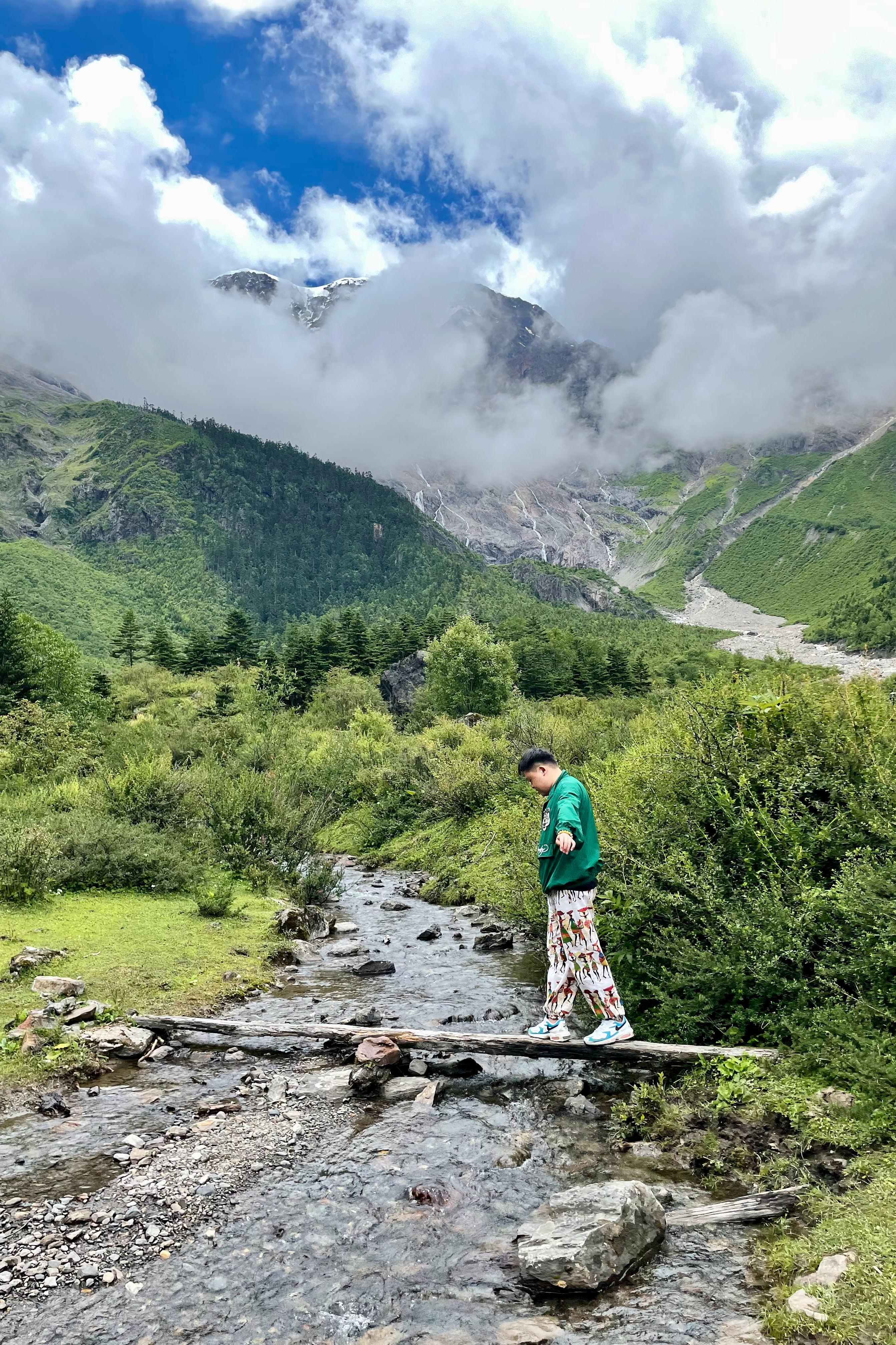 现在很多人总爱跑到雨崩的山里找意义，其实除了花钱旅游了一趟，其他啥意义也没有。路