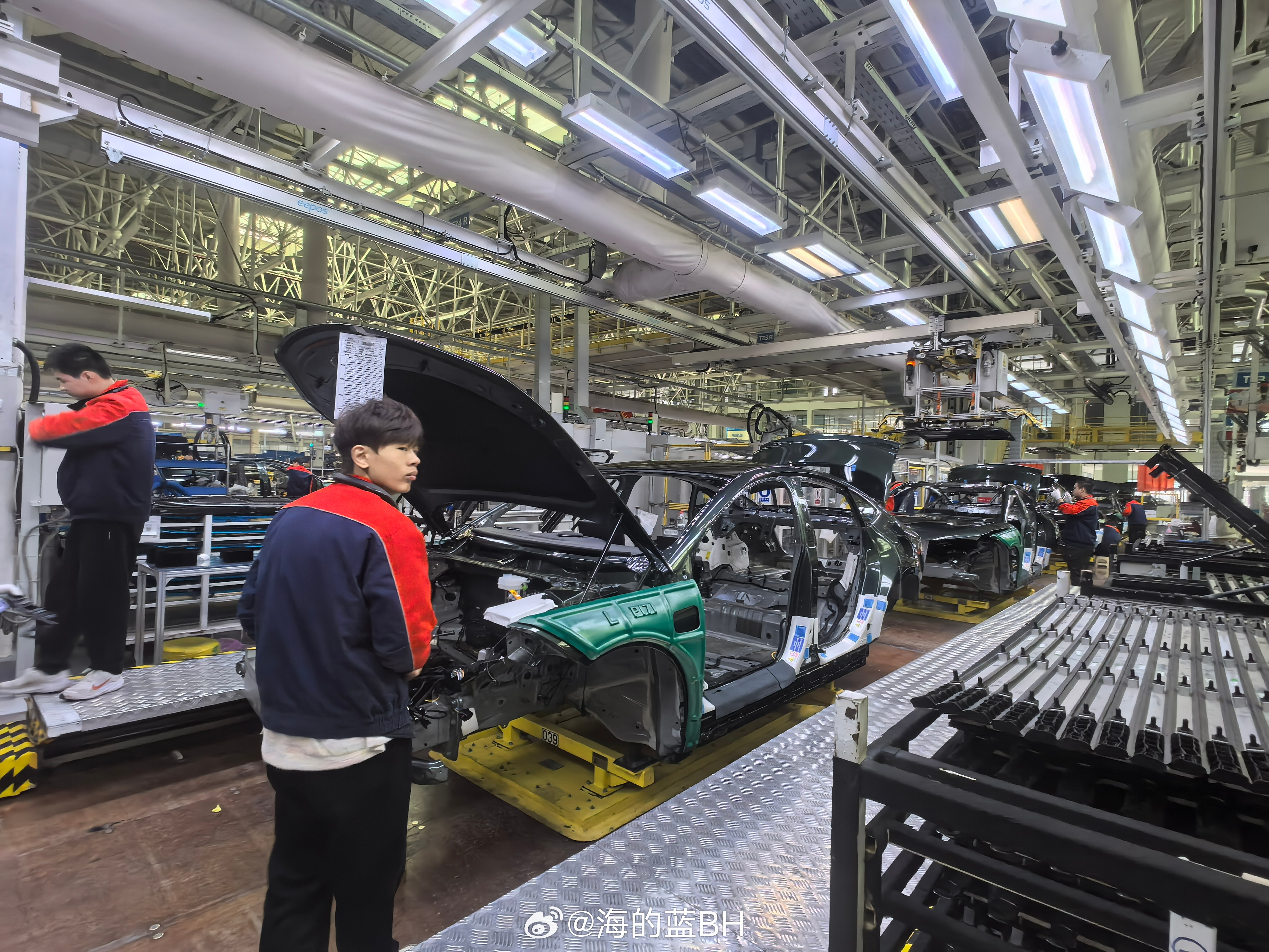 高质量发展浙里行走进吉利钱塘基地看冲压、焊装、总装全链智造，机械臂精准挥舞，数据