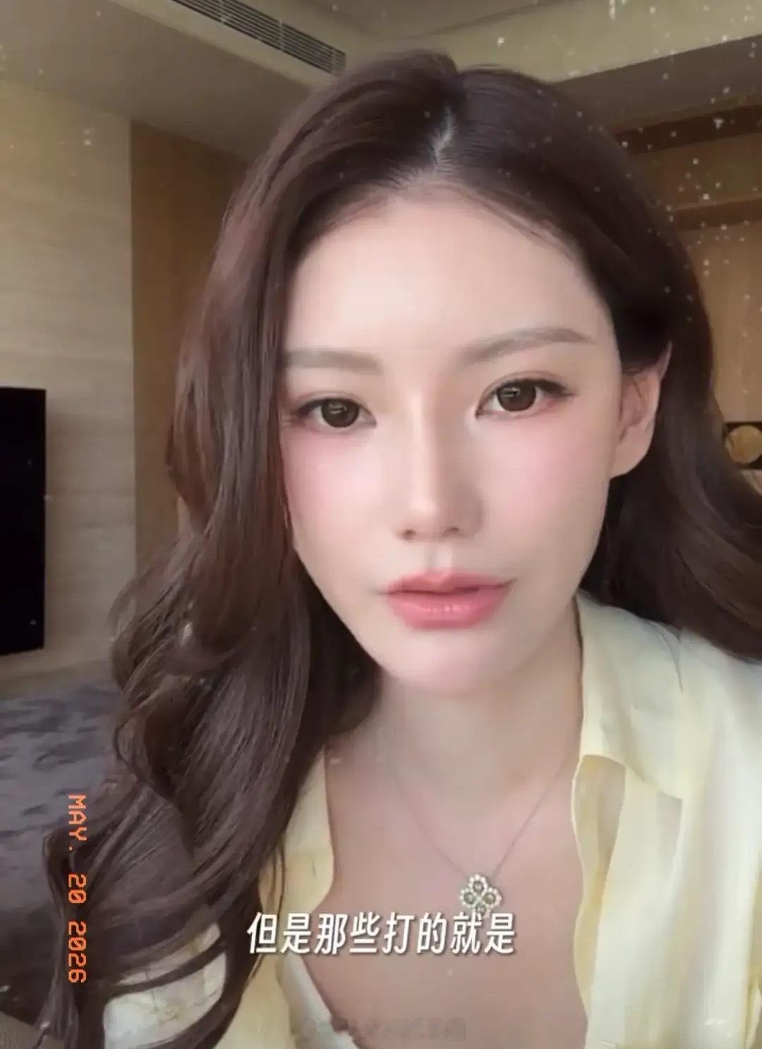 马筱梅回应直播间哭的原因，晒小时候照片，头发浓密，跟汪宝很像！ 