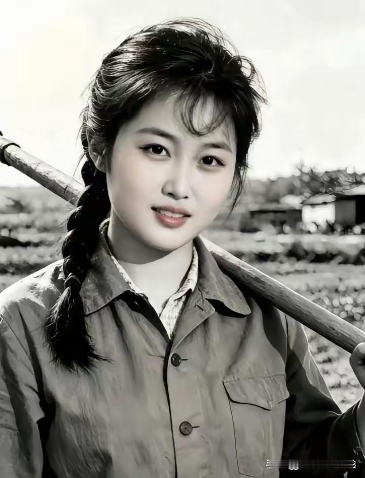 前人栽树，后人乘凉。吃水不忘掘井人，儿女永远记着父母恩。
我们绝不能淡忘前辈们艰