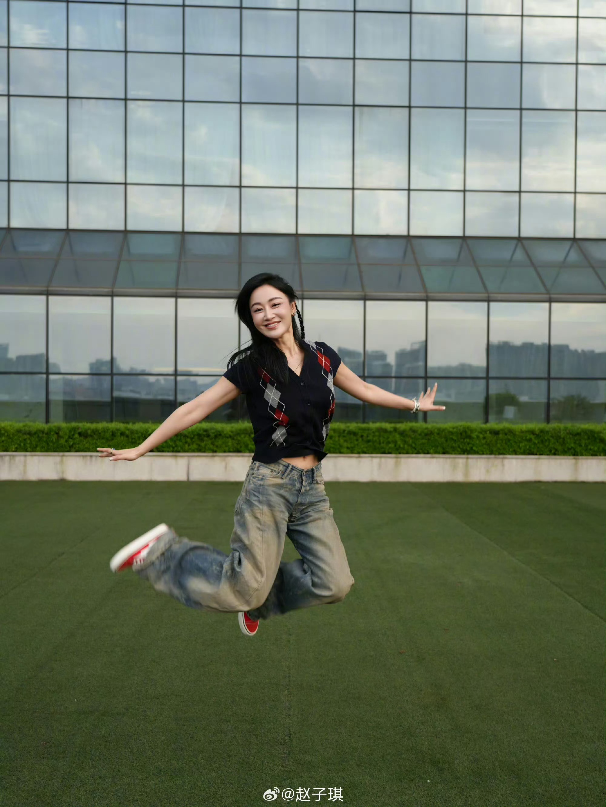 赵子琪乘风妆造完全青春女大来的清爽元气的妆造直接拉满少女感，往绿茵场一站就是妥妥