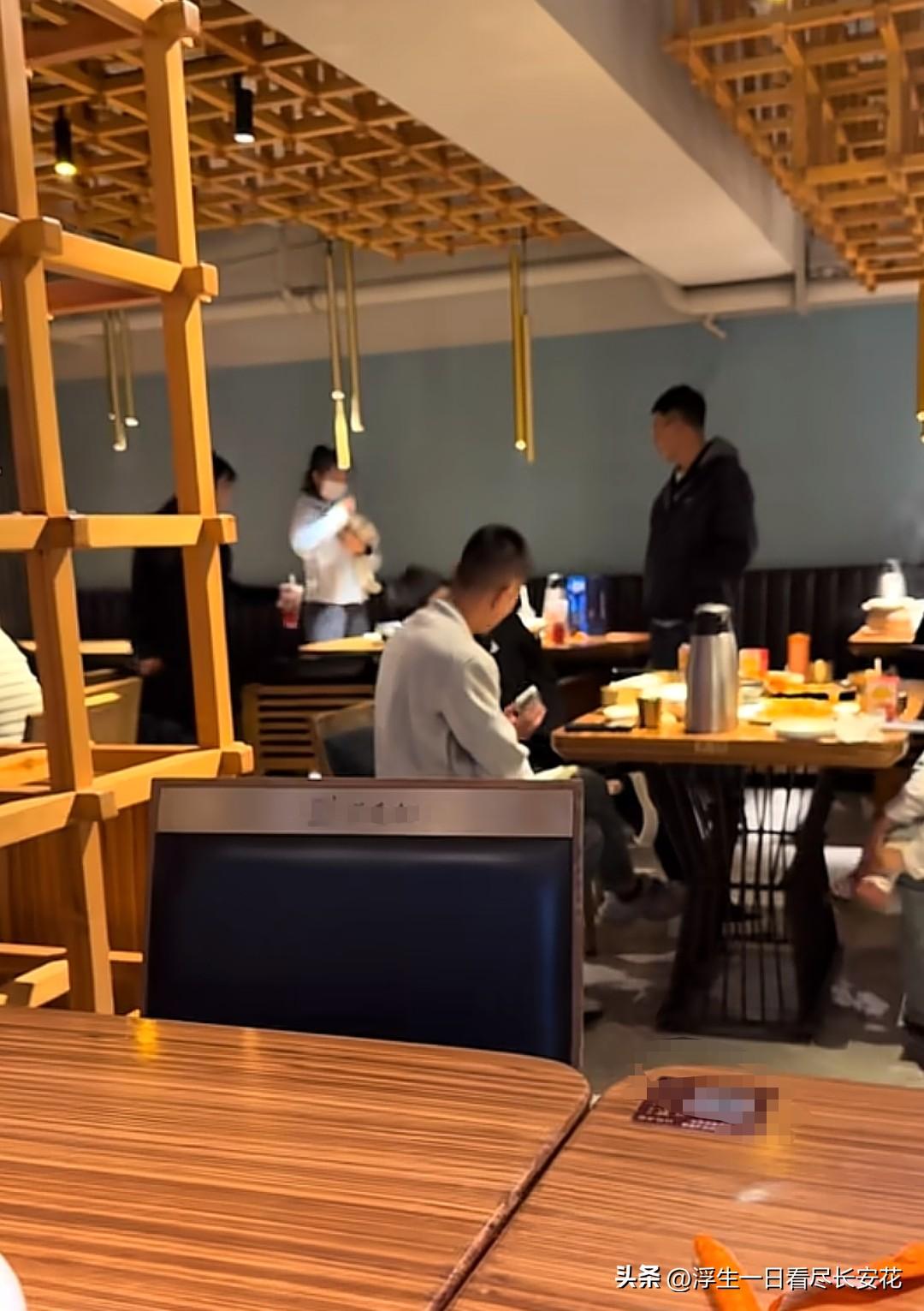 狗进店，这次轮到大兴安岭加格达奇那家开了十多年的老牌本土东北菜餐厅了。因为这是一