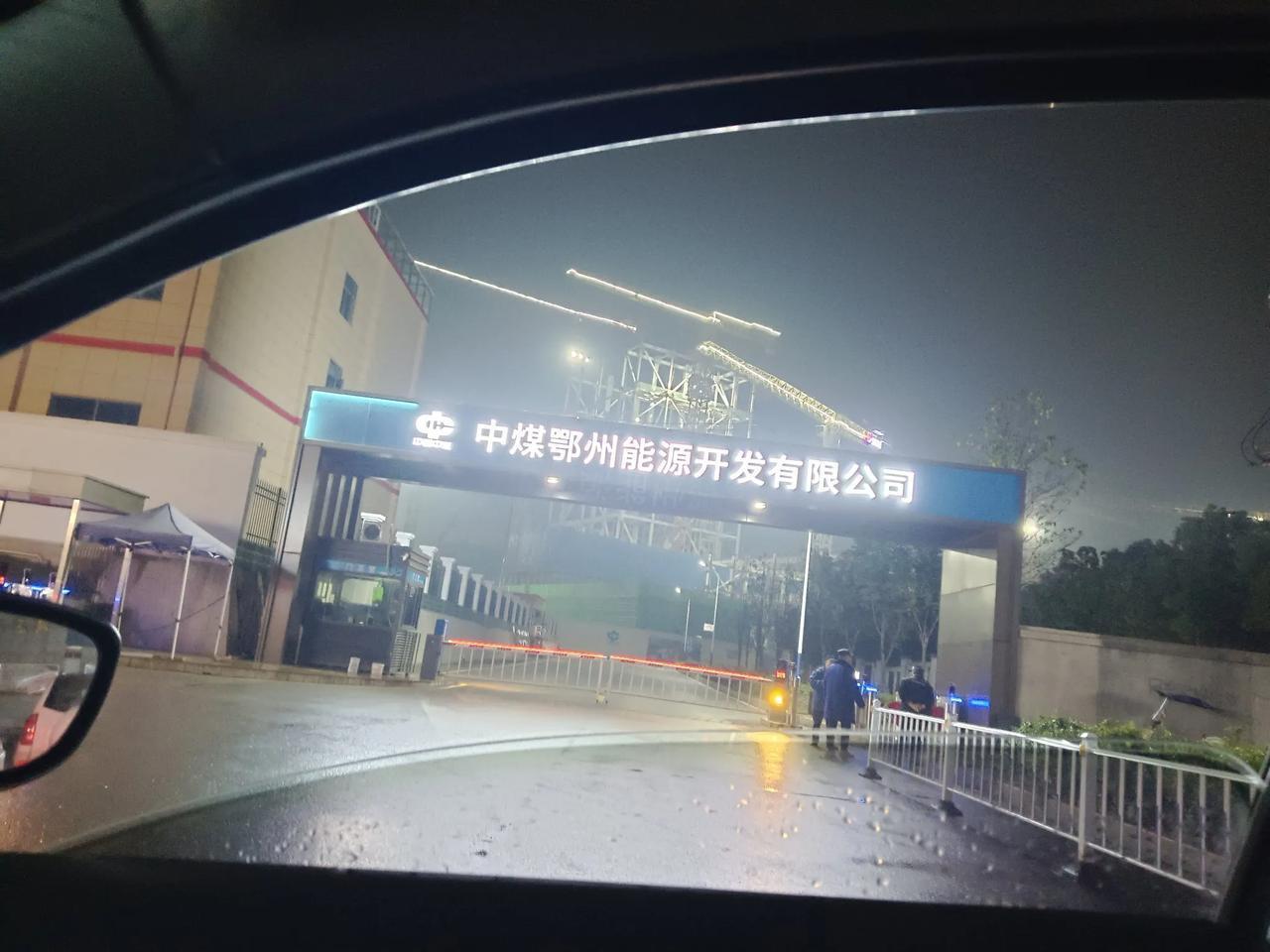 葛店开发区电厂这边又打围栏了。昨晚经过这是看到又就砌了烟囟（如下图1、2、3）。