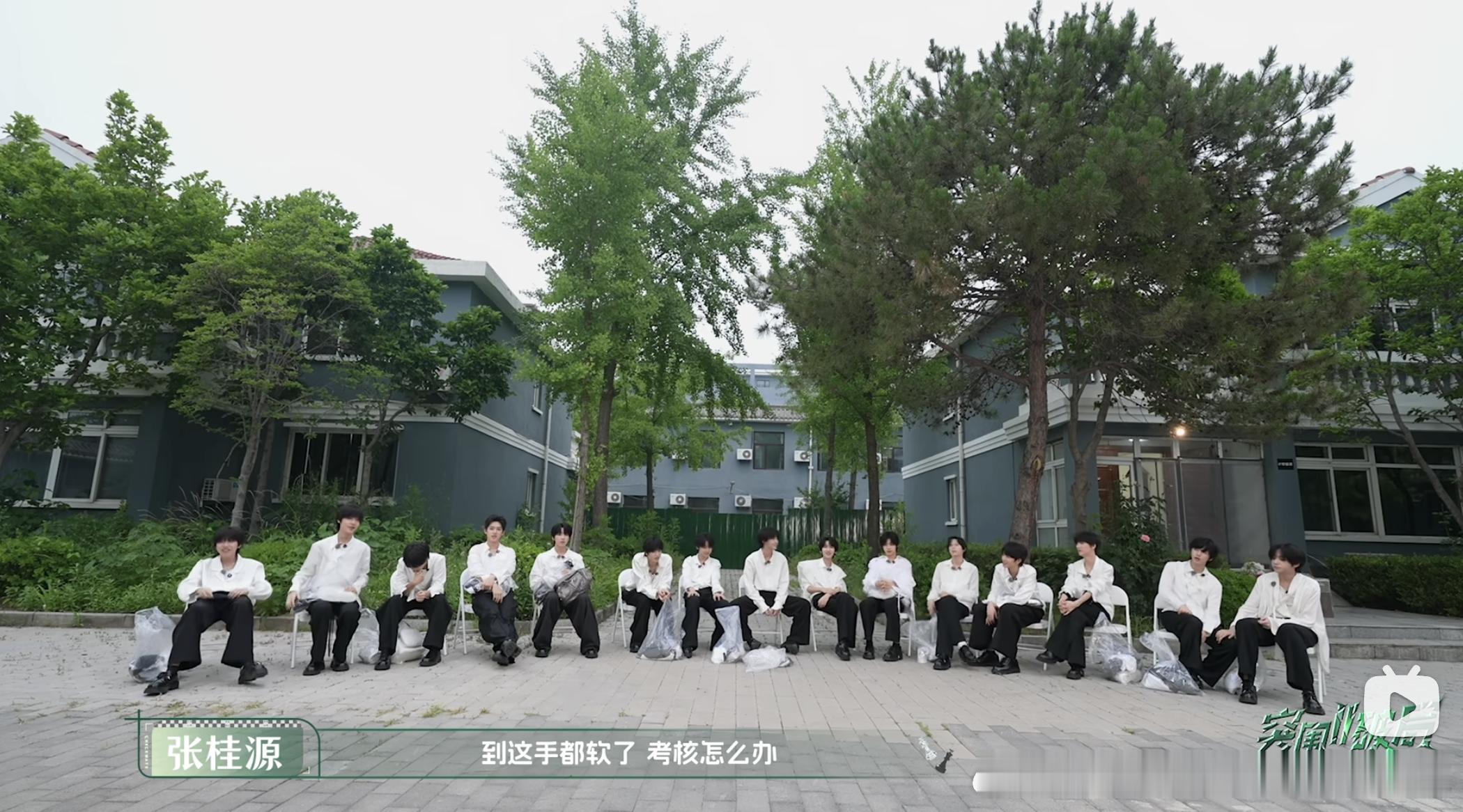 虽然这个先导片难看的像屎但是掏四已经好久没有全部聚在一起了我好兴奋 