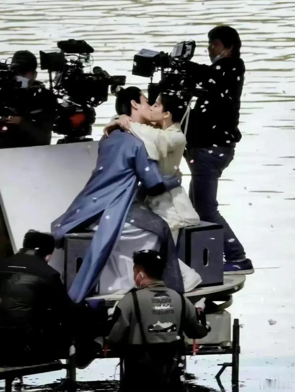这种对比图充分诠释了那句：吃不了演员这碗饭。没有非常超绝超级信念感，是演不出来的