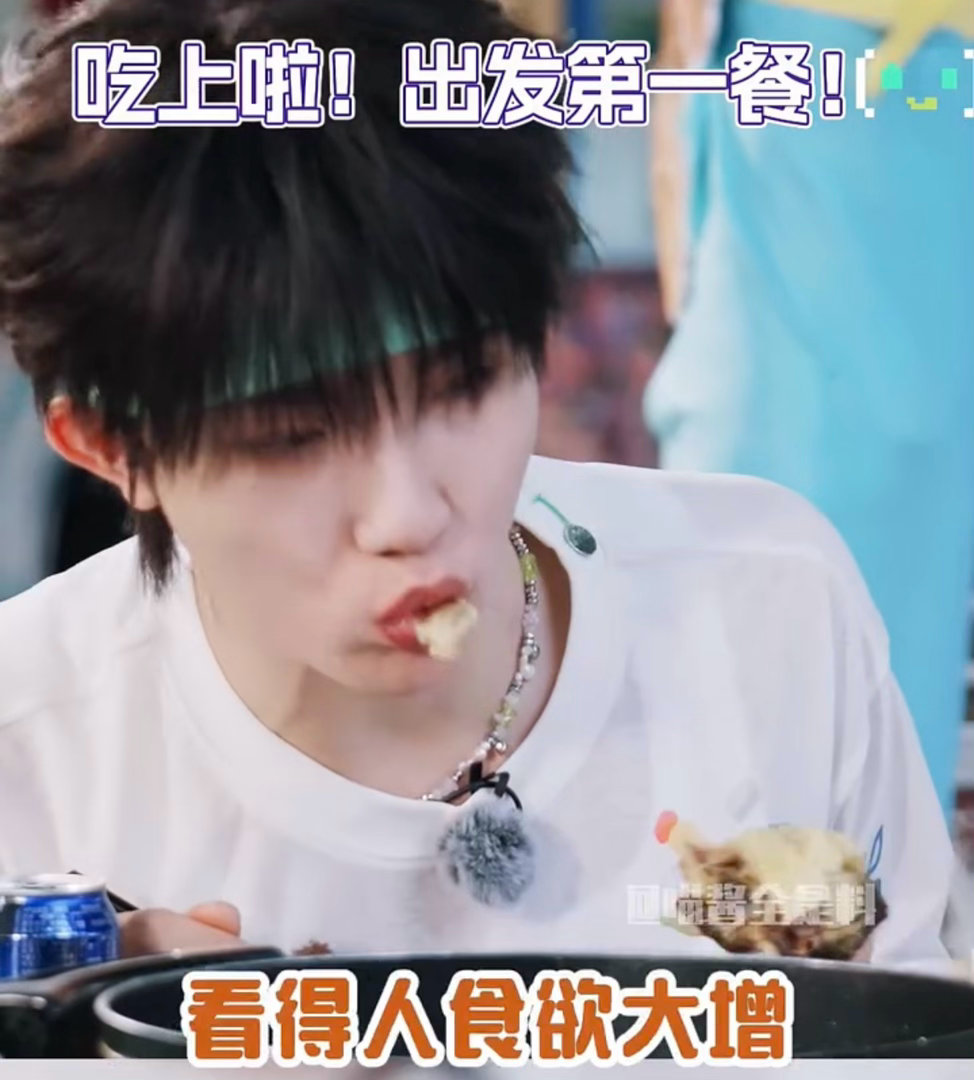 倪萍围观TOP少年干饭倪萍围观TOP少年干饭，直言饕餮伪装成小孩，这个形容太绝了