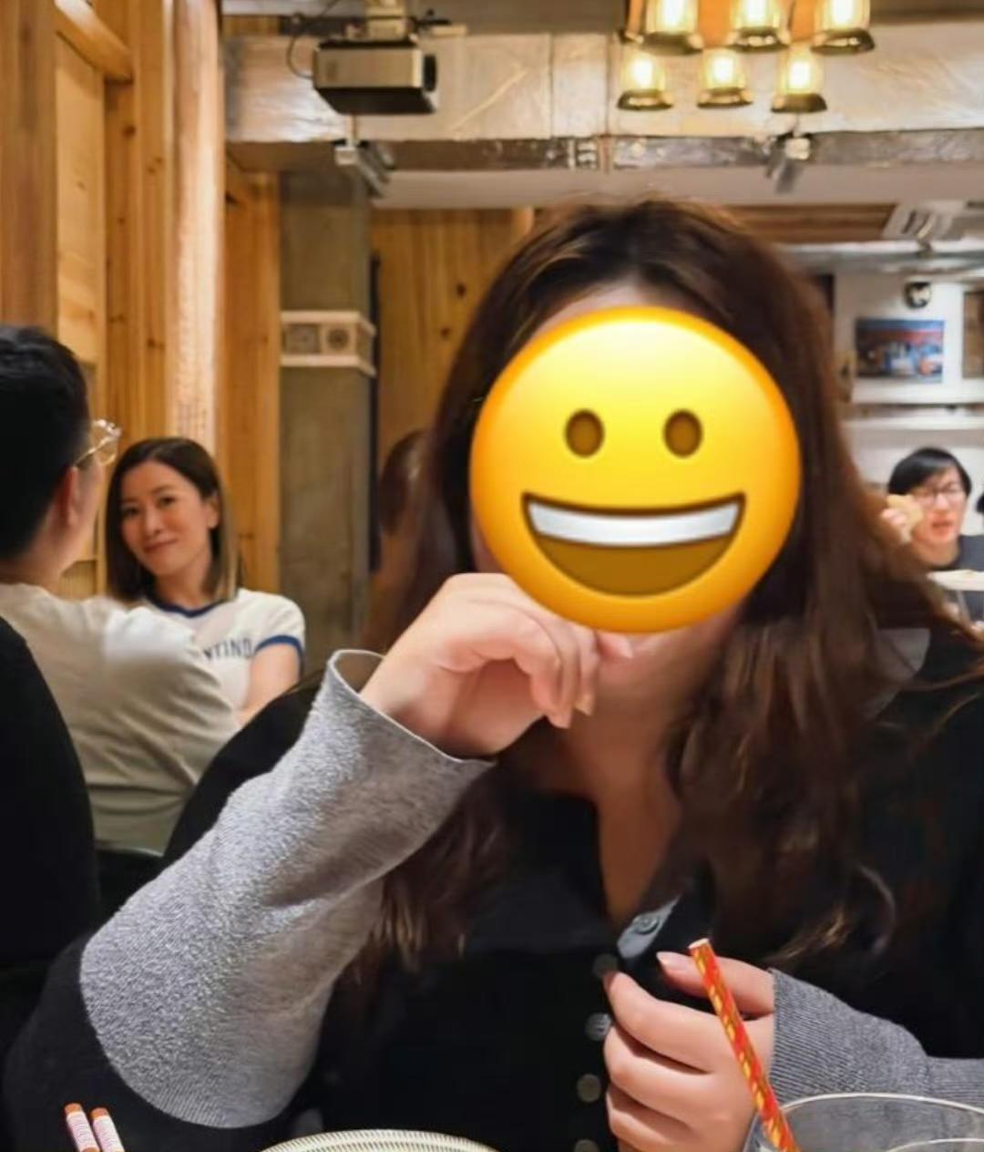 有粉丝在上海餐厅遇到阿佘，虽然隔着几张台，但阿佘发现合照，微笑合作。