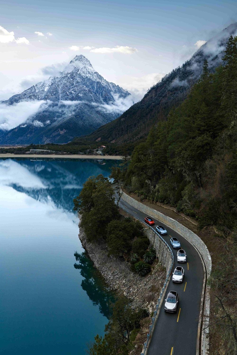 先说数据：桥宽2.4米，车宽1.985米（带后视镜2.226米），后视镜离铁锁只