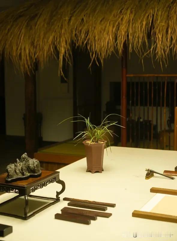 看到“文人笔下多风骨”求下联，我想到之前网上有个对课，上联下联对得超妙。像“山坡