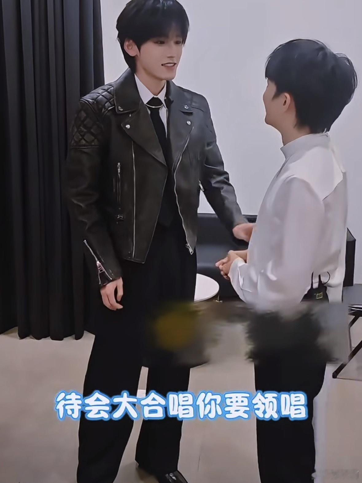 周深国乐无双谁都没料到收官大招。周深以彩蛋嘉宾惊喜现身《国乐无双》。抵达后台第一
