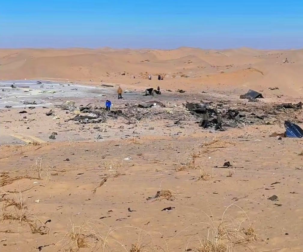 朱雀三号 遥一回收着陆失败之后的返回着陆区画面，部分的火箭残骸散落在地面。（来源