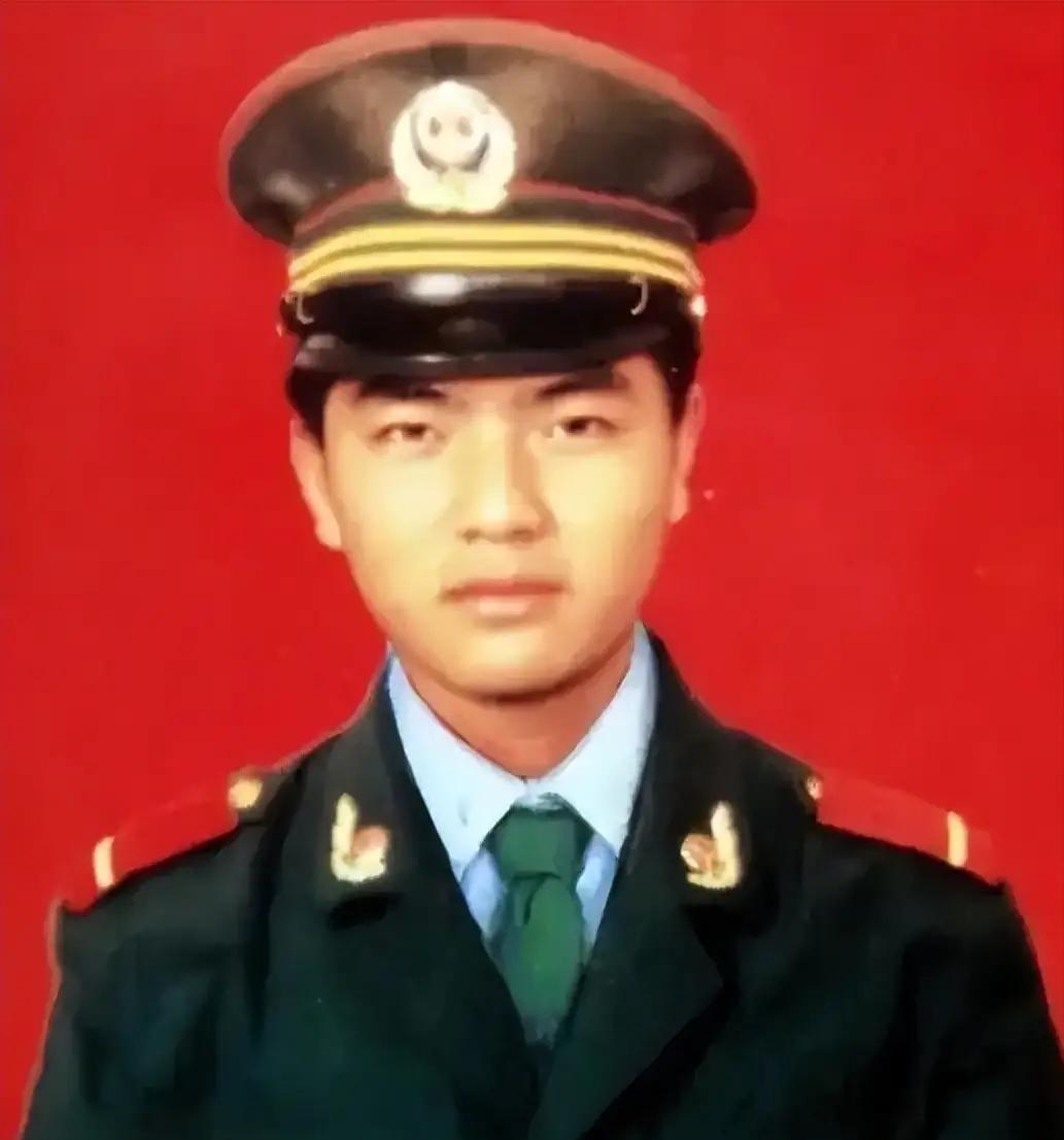 1992年，一武警战士独自押送四名不法分子回中队，突然，一个歹徒冲上来死死的抱住