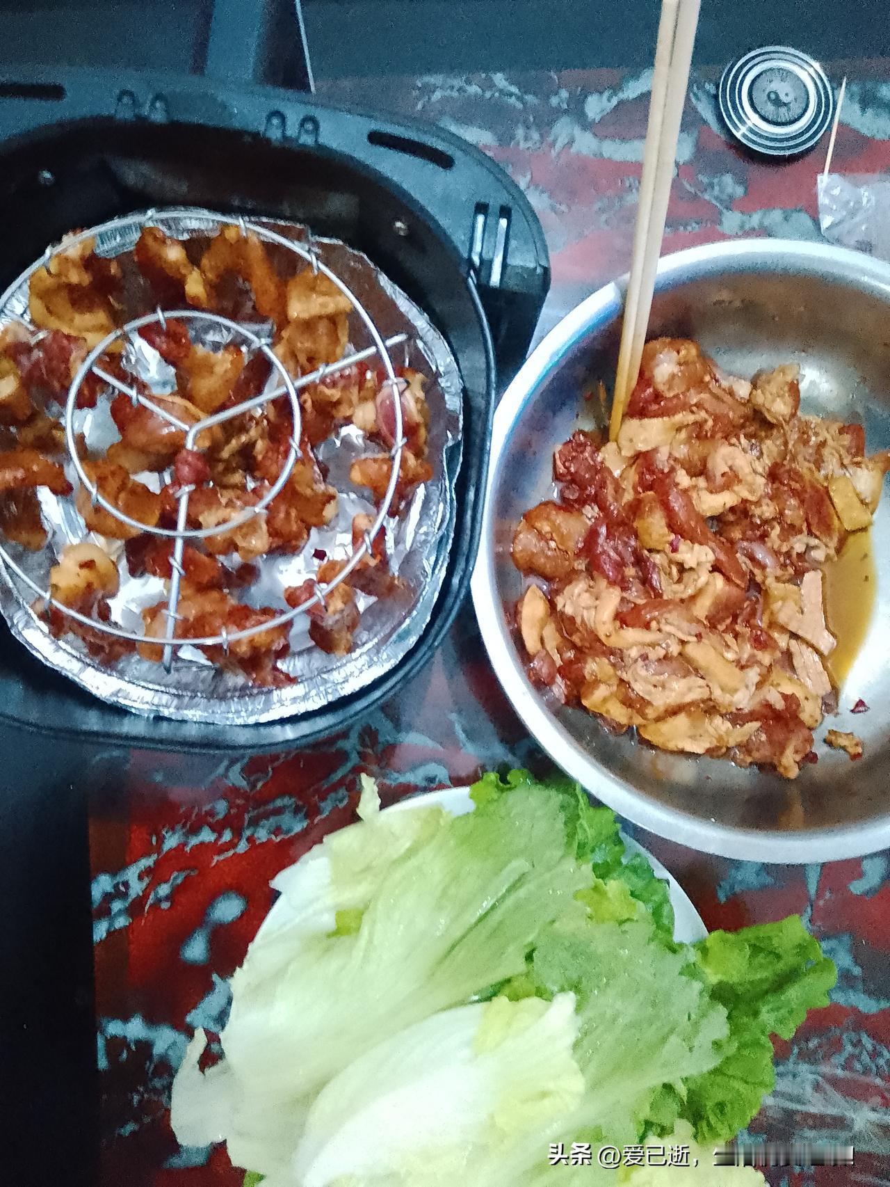 分享一张最近随手拍的照片在家里自己利用空气炸锅，自制烤肉串配生菜，又给自己整得晕