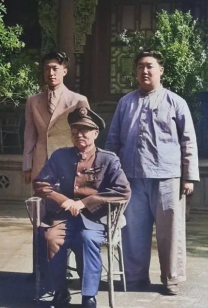1992年，阎锡山的小儿子回到山西忻州，在老宅门口老泪纵横。然而就在他抬脚准备回
