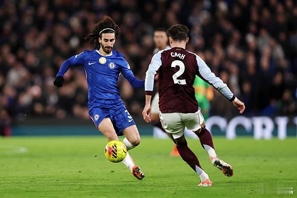 切尔西vs阿斯顿维拉 维拉右后卫卡什太鲁莽了，他把加纳乔铲翻，吃了黄牌。现在卡什