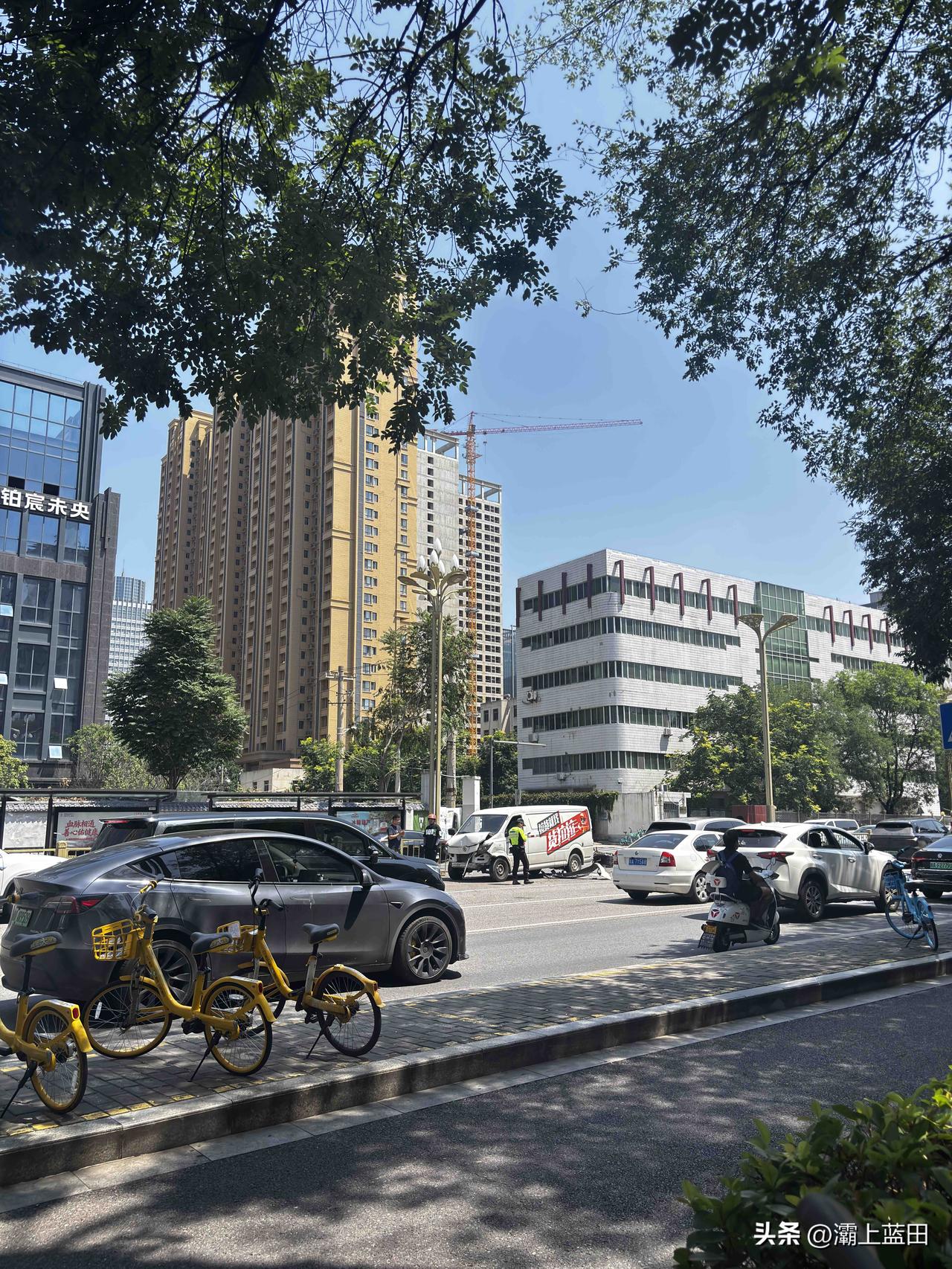 今天中午，西安文景路凤鸣路十字路口这，一辆电动车和面包货运车相撞，汽车撞到护栏上
