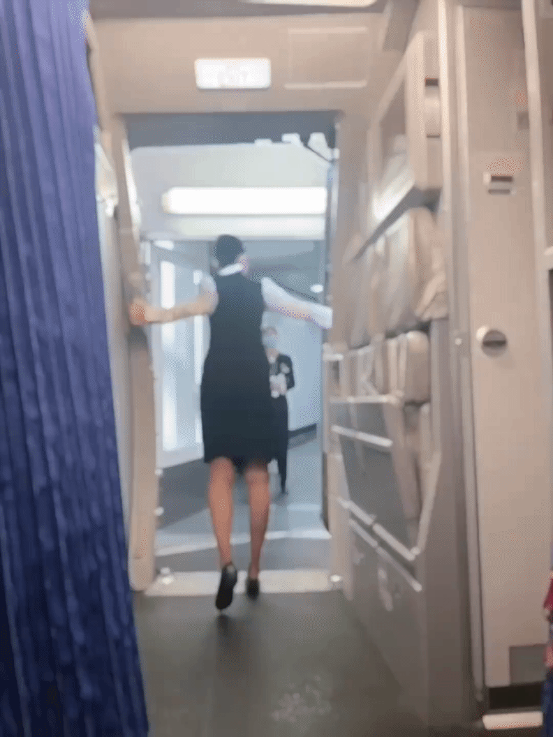 当空姐没两把力气还真不行！[笑哭]