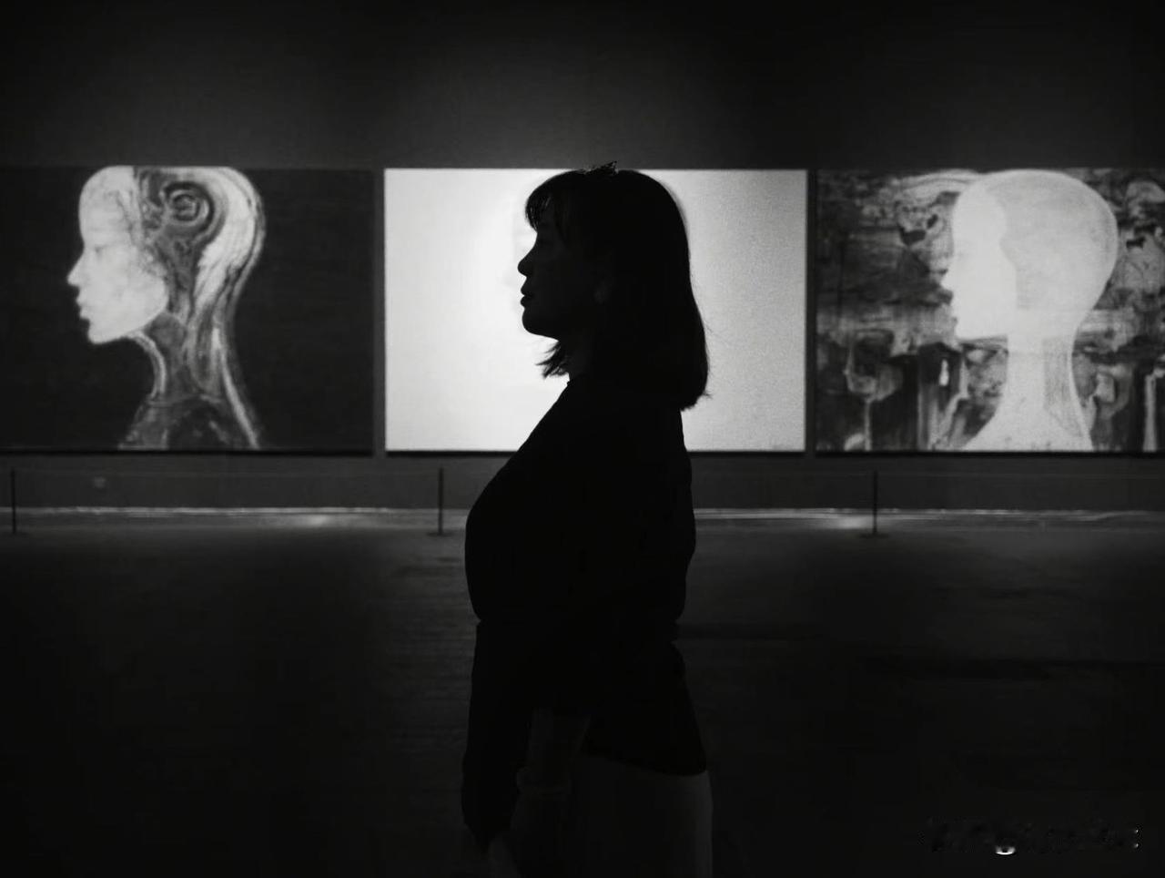 美术馆的展览作品非常棒，打卡帮人拍了几张照片。