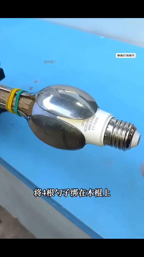 生活技巧。
·往水管内塞入一段海绵，再连接上水龙头后并拧开阀门，水流推着海绵向外