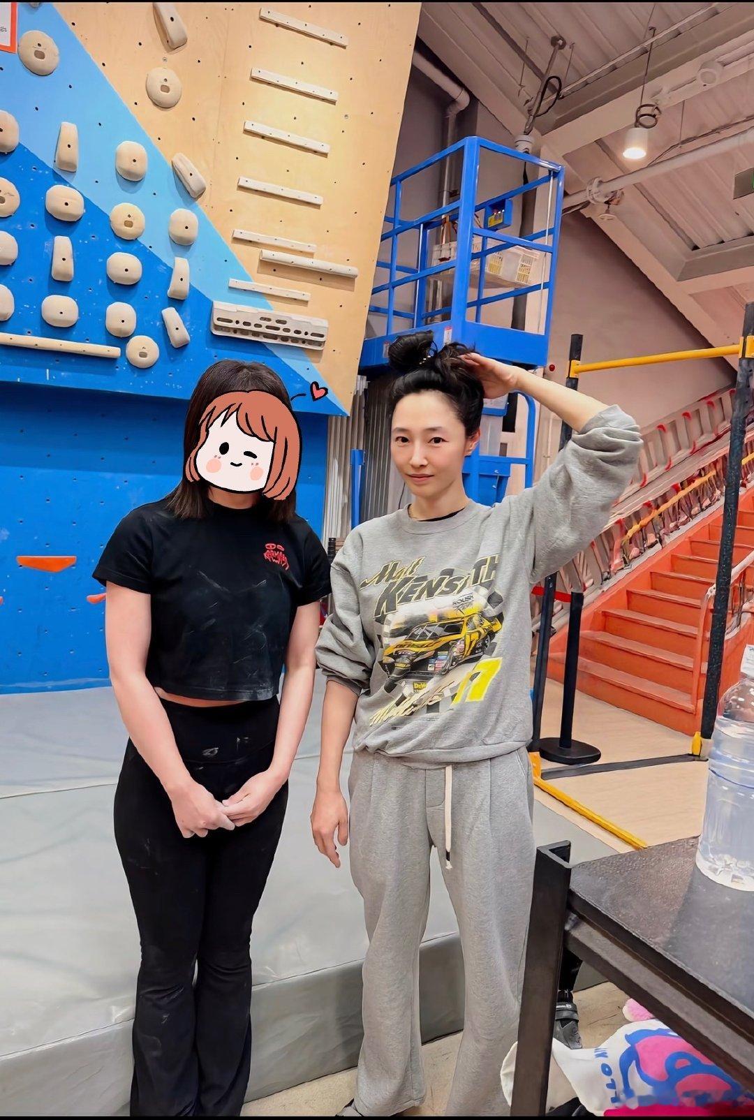 攀岩馆偶遇白百何网友攀岩馆偶遇白百何 网友攀岩馆偶遇白百何，素颜状态比精修图还能