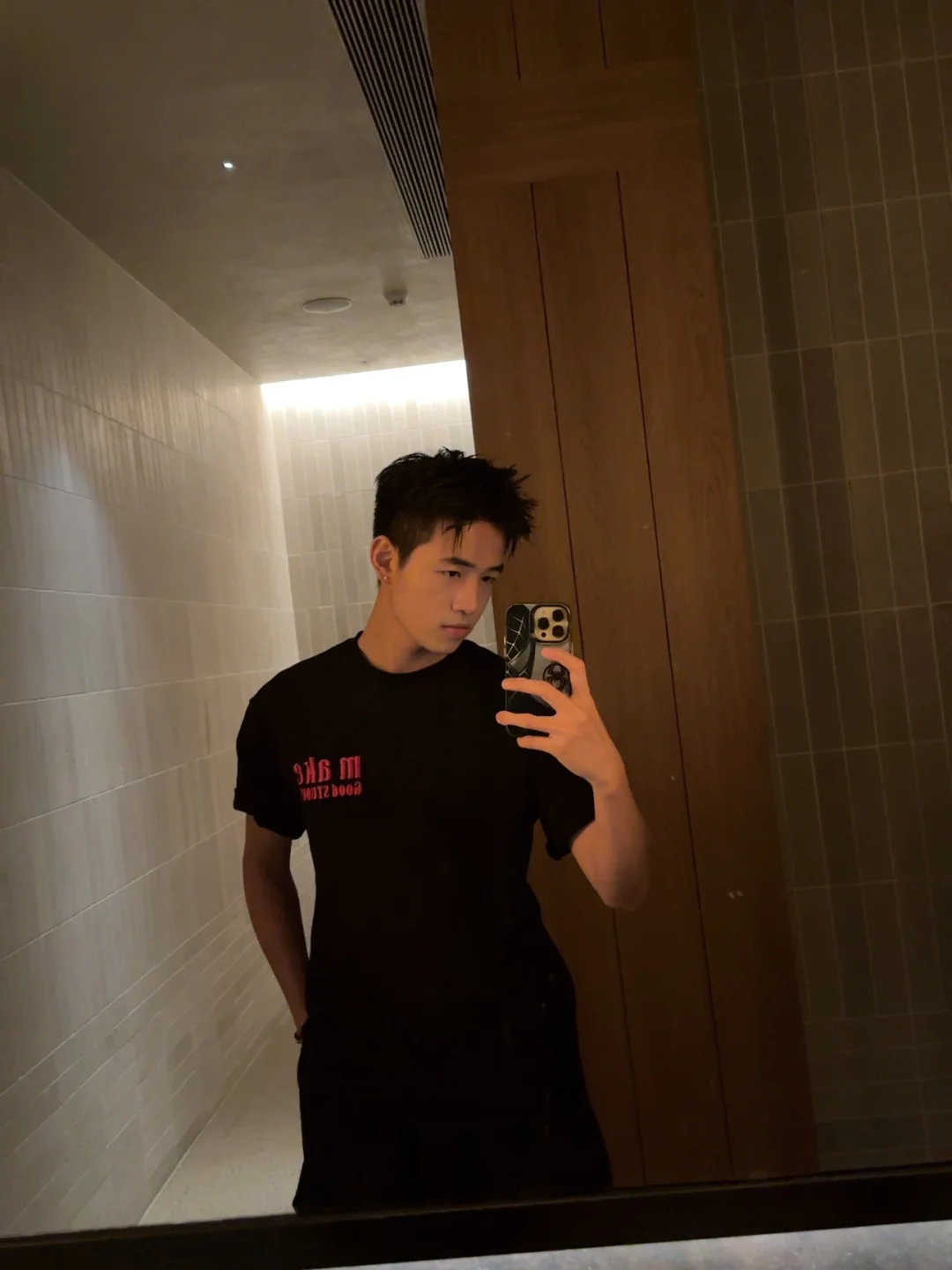 腼腆大男孩