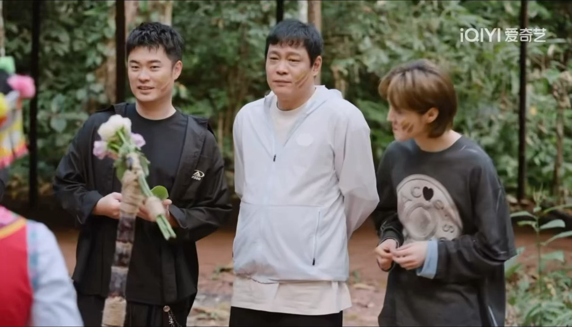 一堆男人中你们懂鹿晗那种美好感吗？就是身边都是嘈杂的人可他还是那么美好那么初恋般