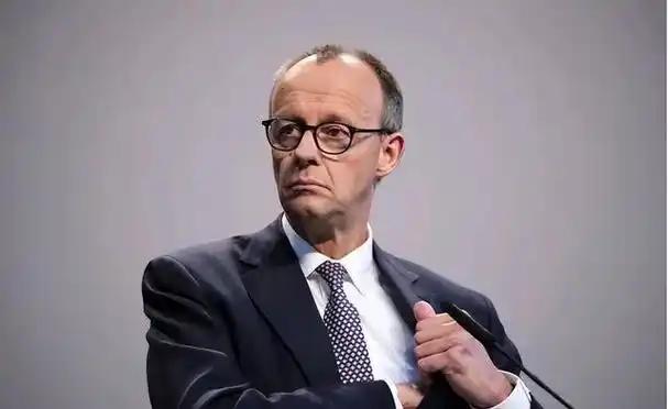 2026年4月27日，德国总理默茨在北莱茵-威斯特法伦州一所中学的公开活动上，抛