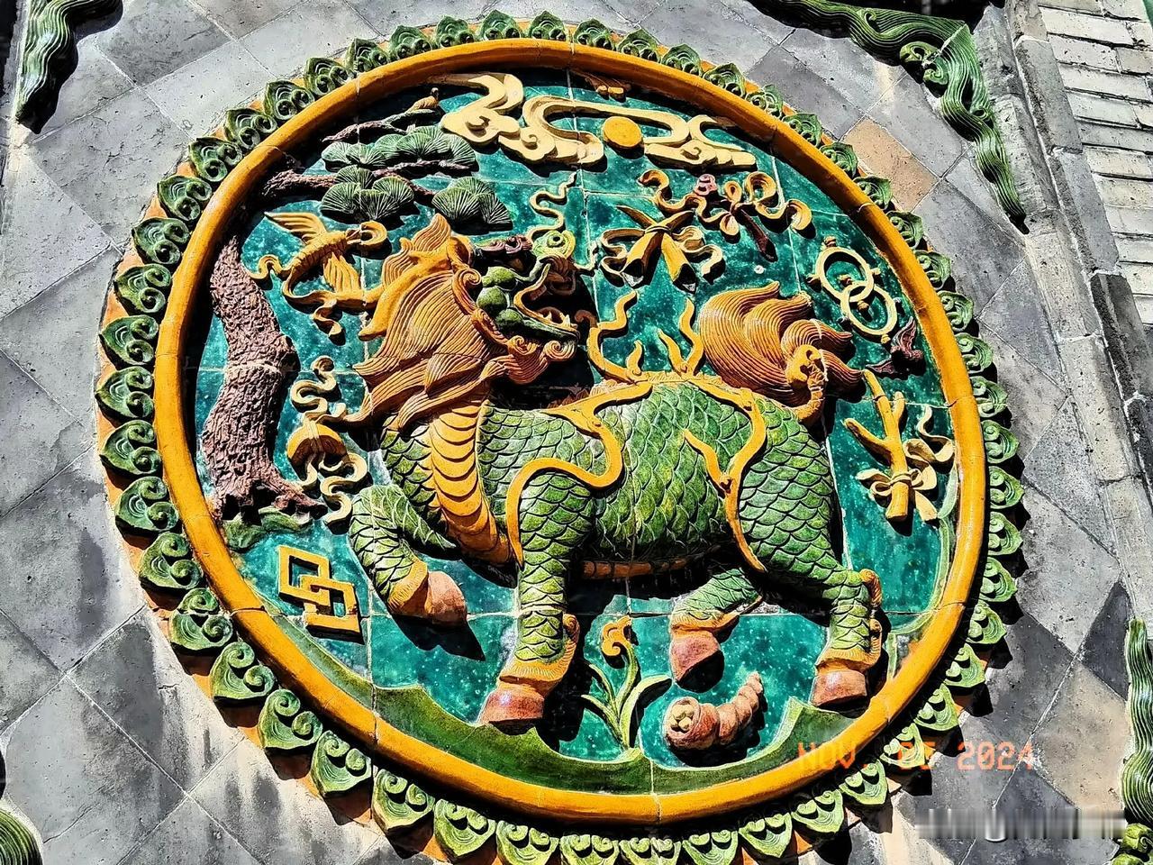 麒麟是中国古代传说中依中国人的思维方式和行为喜好而衍生出的一种瑞兽。麒麟也分雌雄