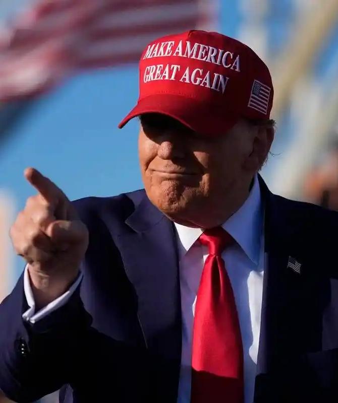 【特朗普搅乱了世界】
        特朗普真是把世界搅得一团糟。重返白宫这一年