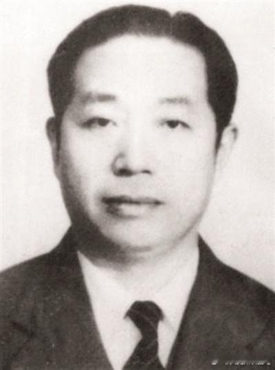 1945 年，日本投降后，上海陷入权力真空。国民党接收大员还在路上，日军和汉奸惶