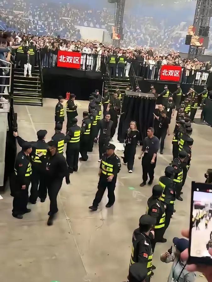 跳一次几百万，那怕80岁，我也肯跳。
“我也肯”这三个字，说出口的成本是零。
真