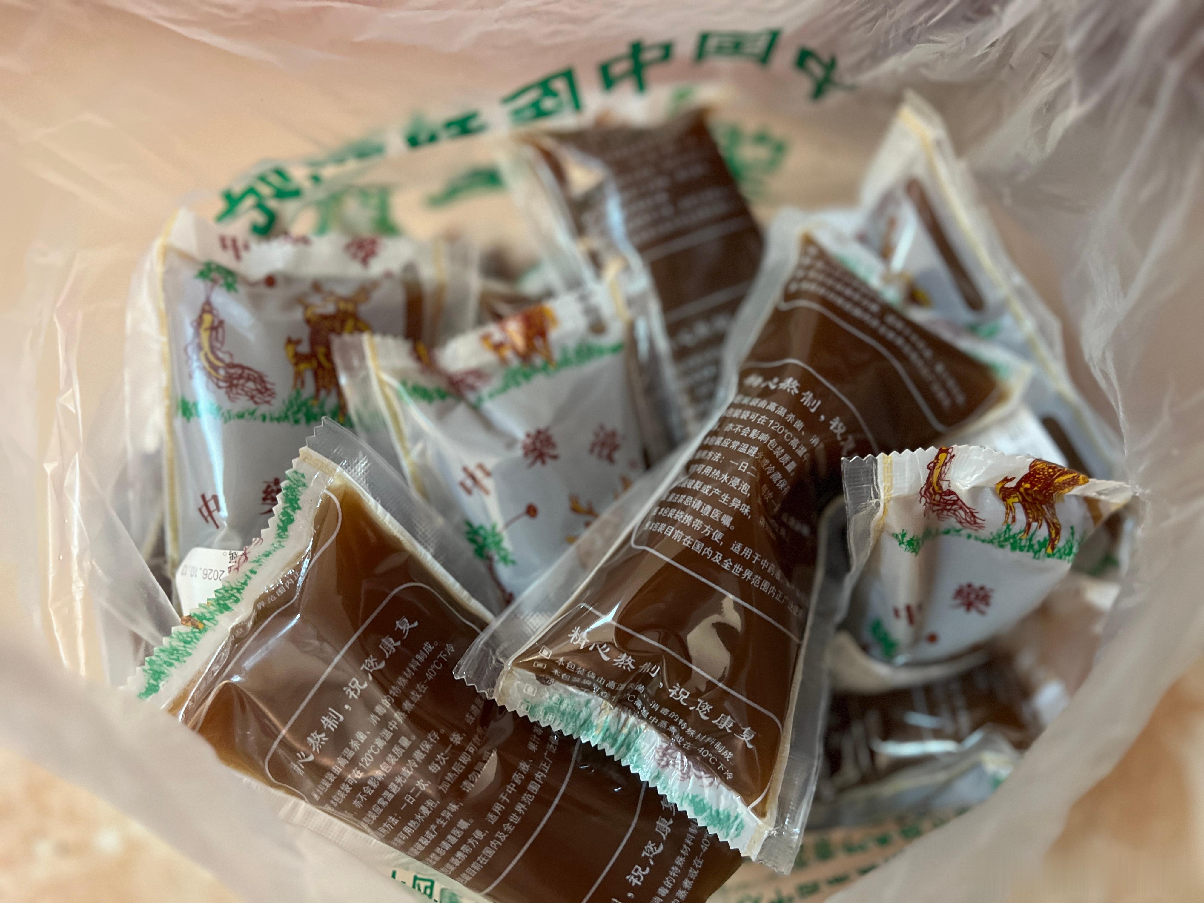 吃多了生活的苦，感觉中药喝着都没那么苦了，甚至有一点回甘。中药[超话]  ​​​