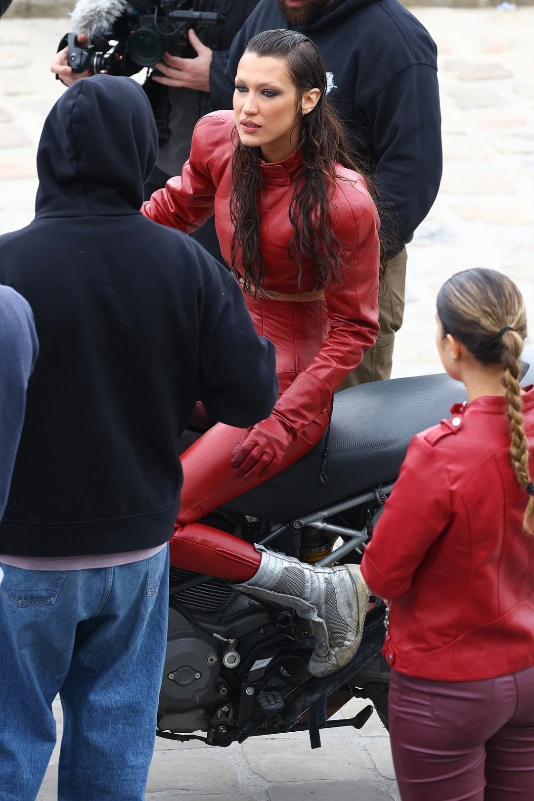 Bella Hadid 现身巴黎片场，电影《美人》仍在火热拍摄中！这次她以一袭红