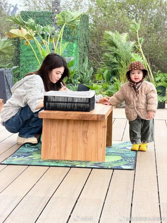 白鹿真的不能当我小姨吗 白鹿和小朋友互动也太戳人了，温柔又贴心，这样的小姨我真的