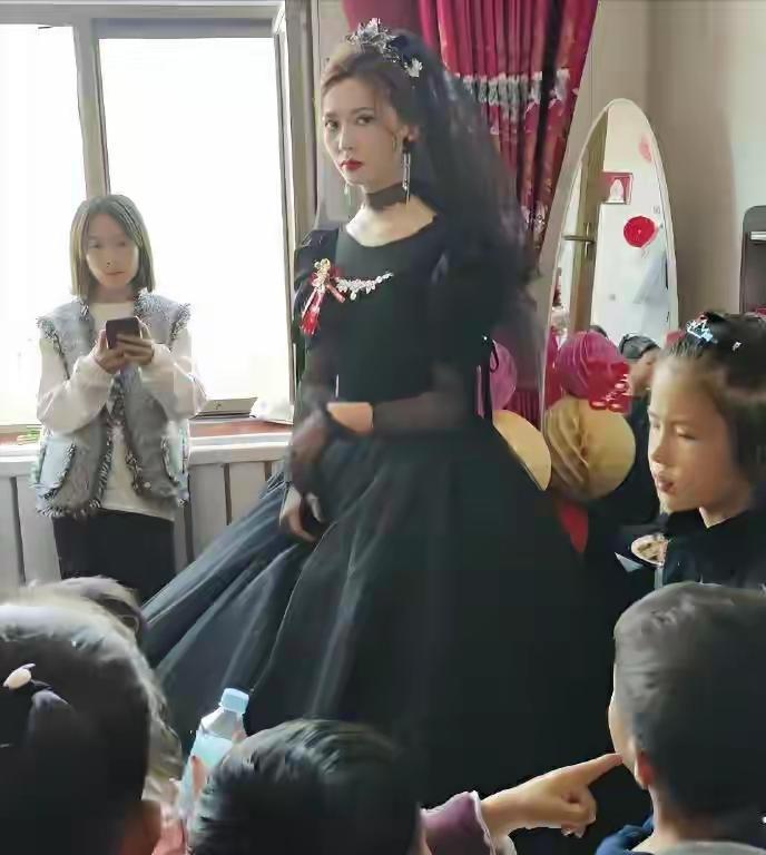 甘肃有对新人办婚礼，新娘穿了一身黑色婚纱，结果这事直接在网上炸开了锅，大家都在讨