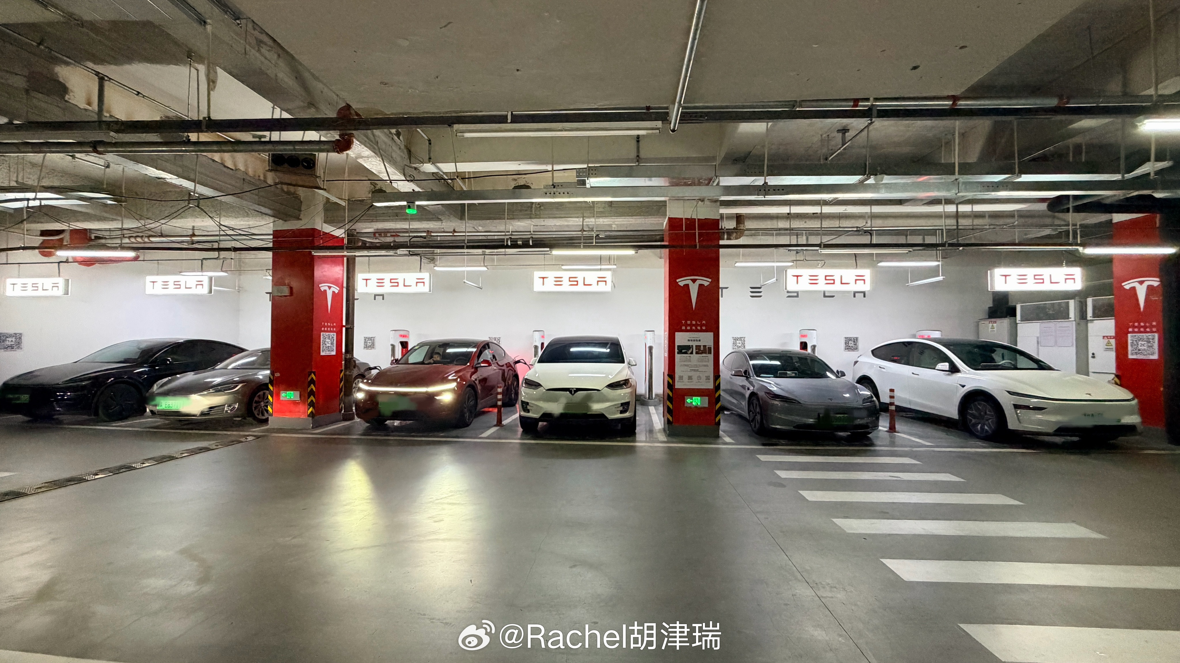 今天咋了 这么多特斯拉同时来充电 还有一个在排队 北京·北京远洋乐堤港