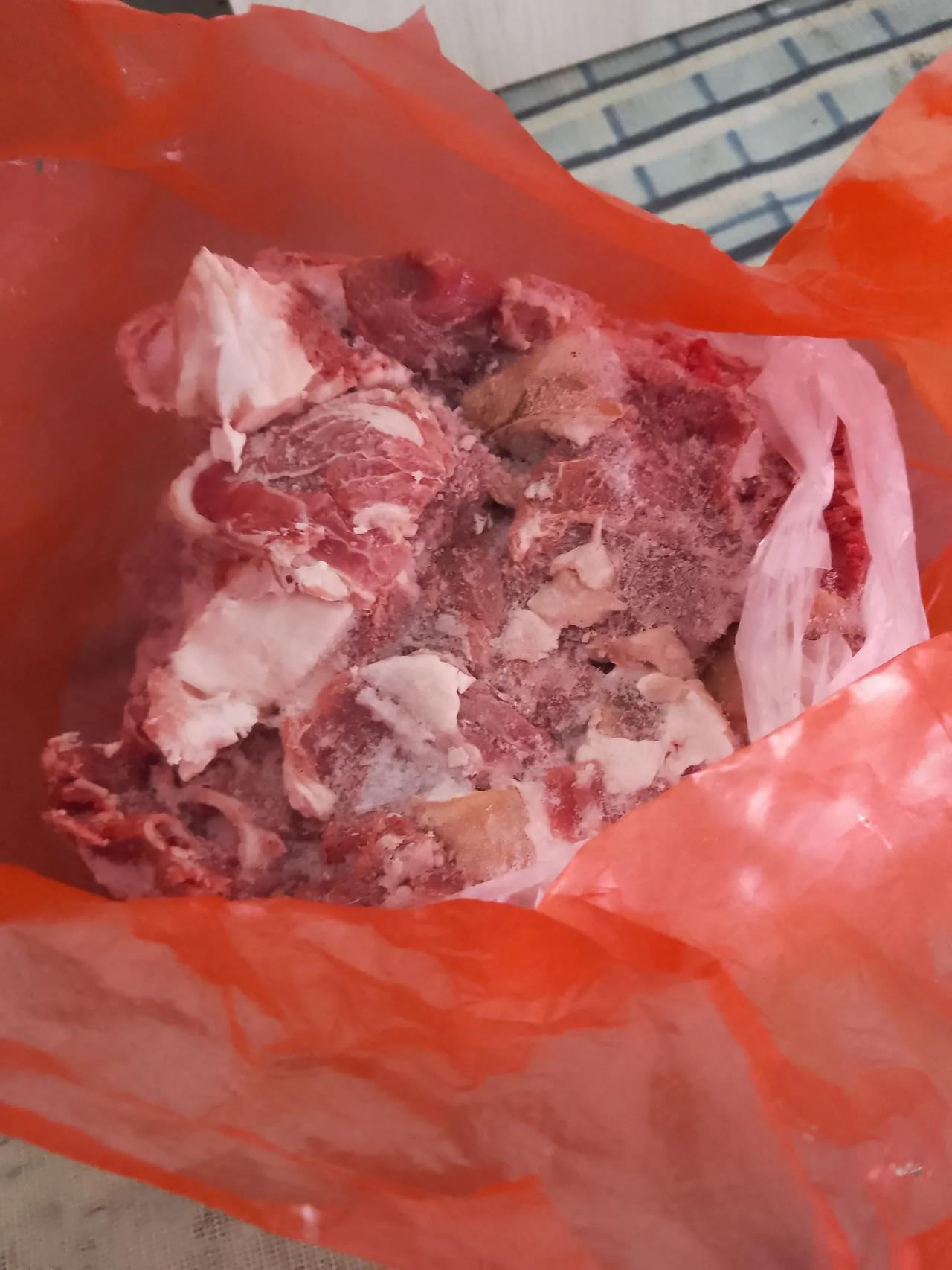 一锅又一锅
晚上又是羊肉火锅！必须是火锅，因为必须在短时间内消灭这么多的白菜叶子