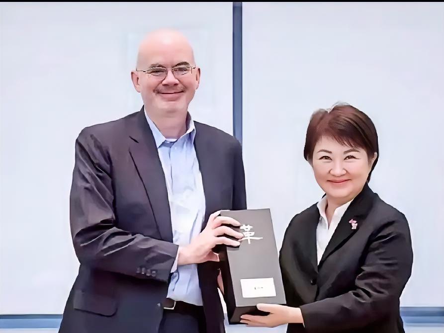 倒反天罡，挑拨拱火
2025年11月25日美驻台协会处长谷立言拜会卢秀燕，卢秀燕